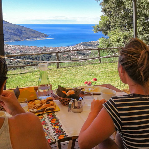 Colazione in gazebo con vista sul mare