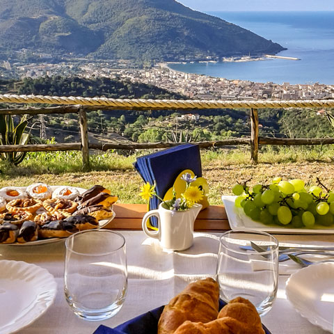 Colazione in gazebo con vista sul mare